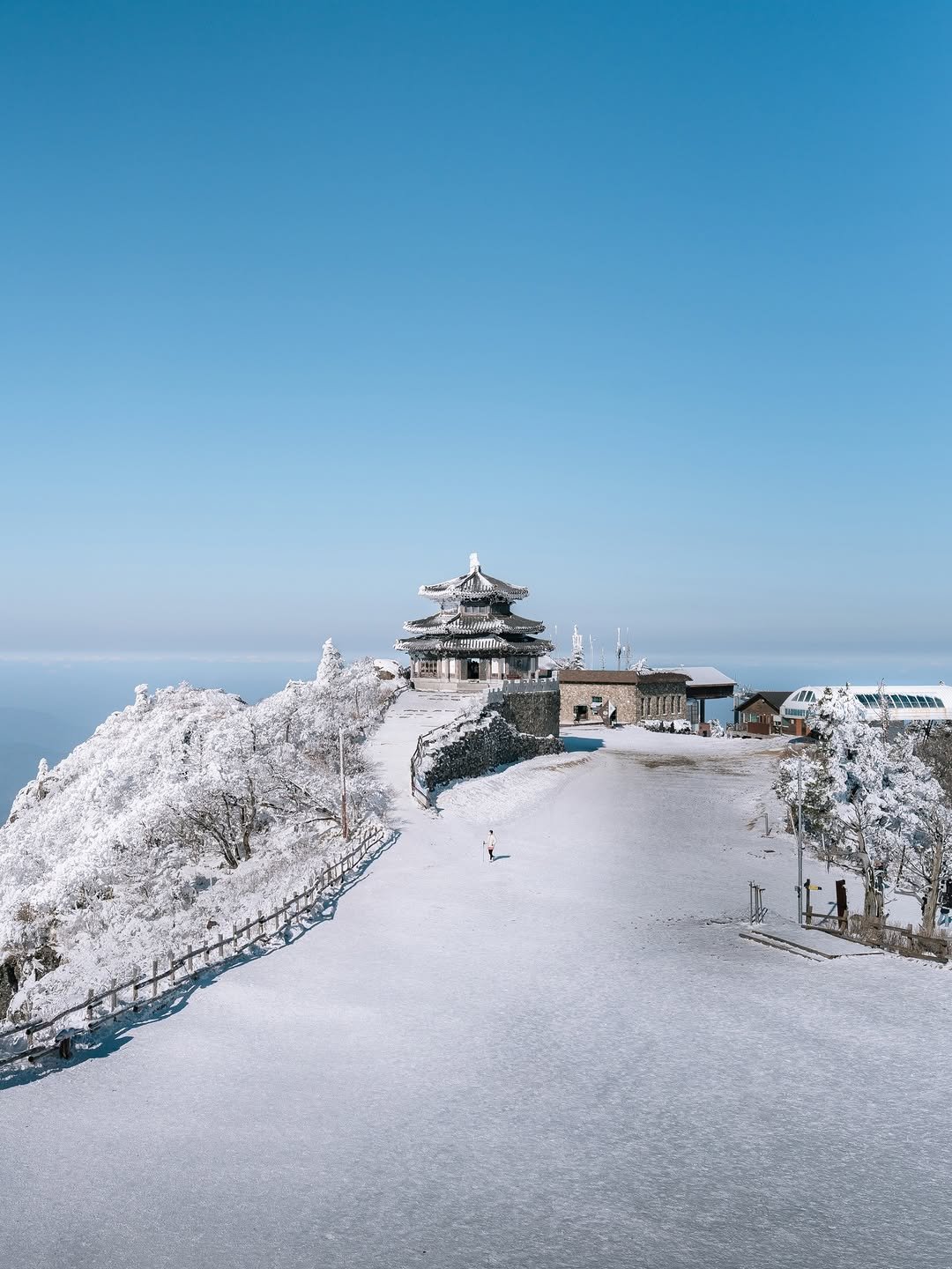 Photo by 여행 포토 크리에이터 윤찬영 | 인생샷달인 on December 01, 2025. May be an image of ski slope, snow and text.