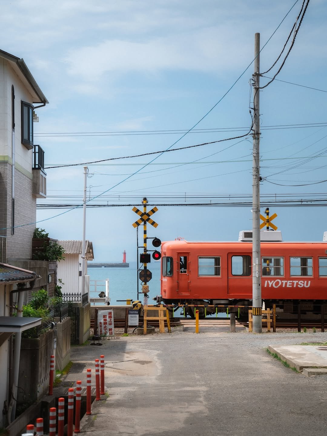 Photo by 🇰🇷여행 포토 크리에이터 윤찬영 | 인생샷달인 on April 23, 2026. May be an image of train, trolley, railroad, telephone pole and text that says 'IYOTETSU'.