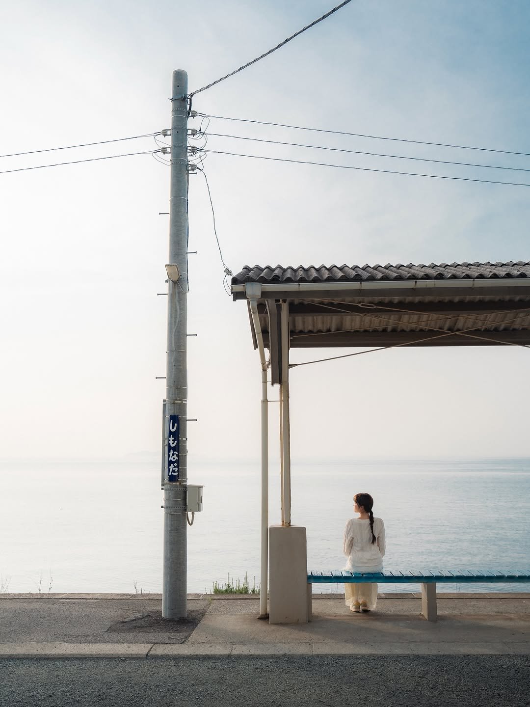 Photo by 🇰🇷여행 포토 크리에이터 윤찬영 | 인생샷달인 on April 22, 2026. May be an image of one or more people, outdoors, telephone pole and text.