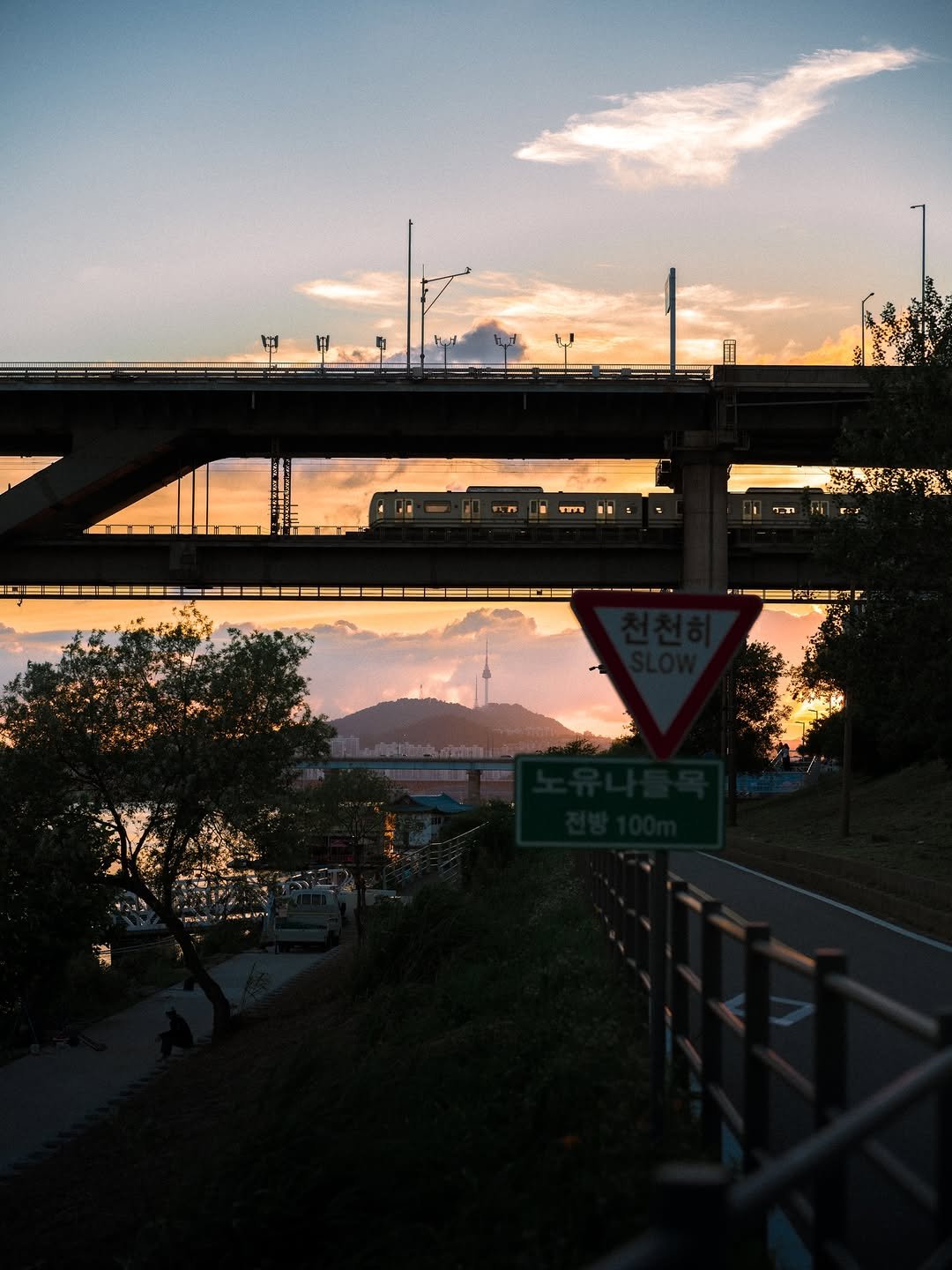 Photo by 🇰🇷여행 포토 크리에이터 윤찬영 | 인생샷달인 on April 20, 2026. May be an image of cloud, street, road, twilight, bridge, telephone pole and text.