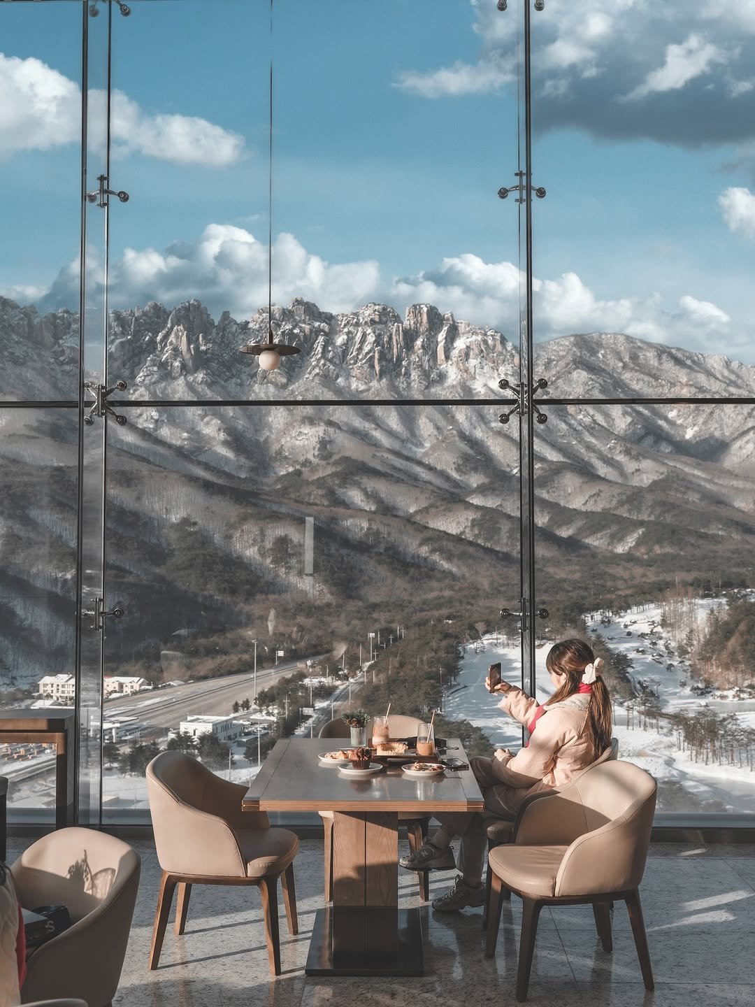 Photo by 여행 포토 크리에이터 윤찬영 | 인생샷달인 on December 02, 2025. May be an image of mountain and text.