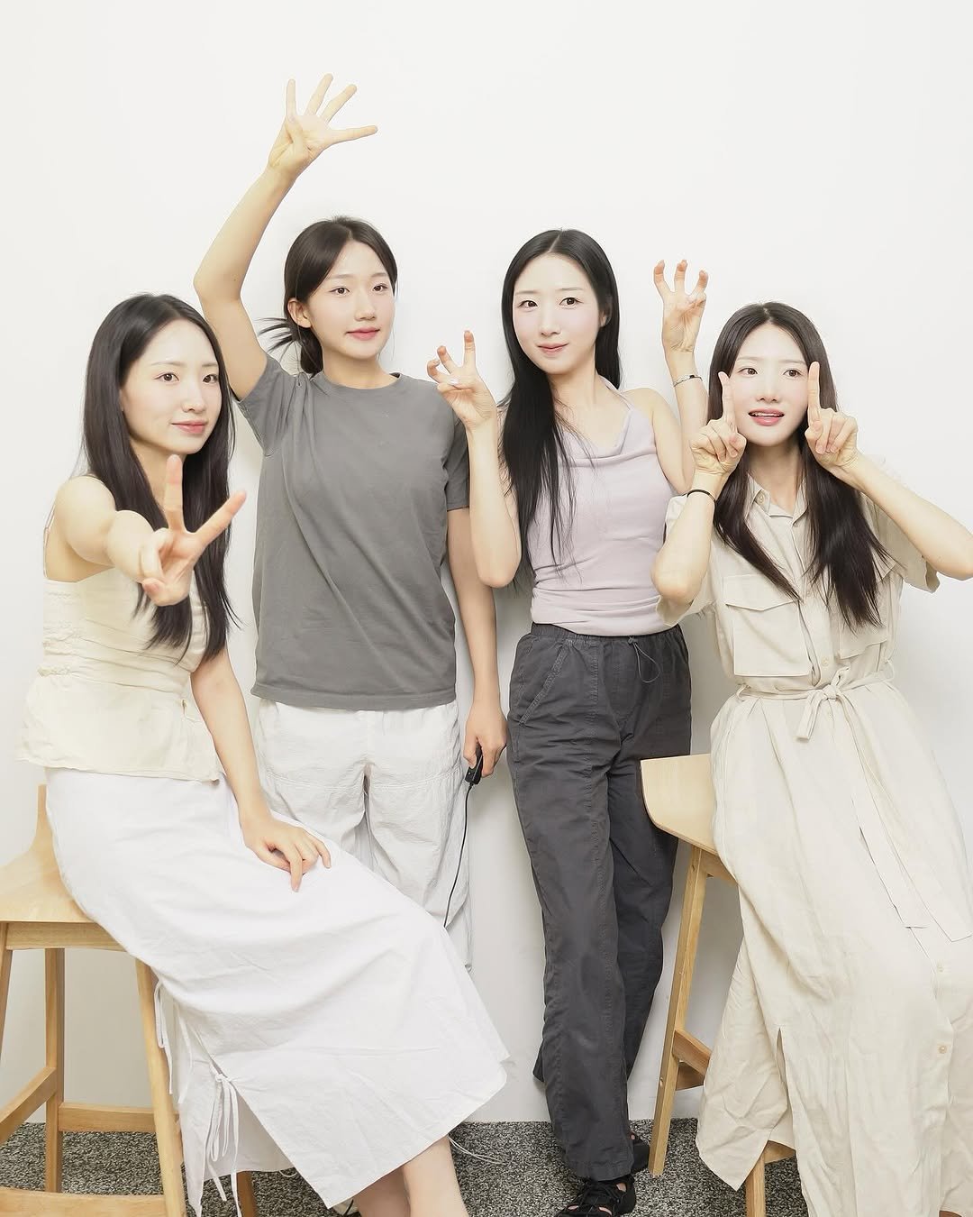 foursisters_moment 게시물 이미지: 안녕하세요 네자매모먼트입니다 🌹♥️

저희 드디어 인스타를 개설했어요 ㅎㅎ...