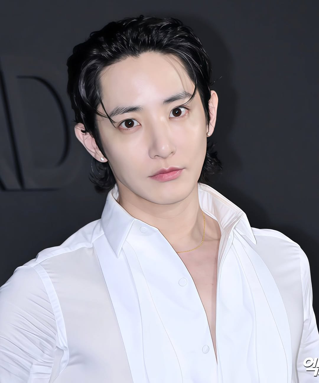 Photo shared by Lee Soo Hyuk Australia (fanpage) on March 26, 2026 tagging @leesoohyuk, @tomford, @sarament_official, and @tomfordbeauty. May be an image of one or more people, hair, top and text that says '일'.
