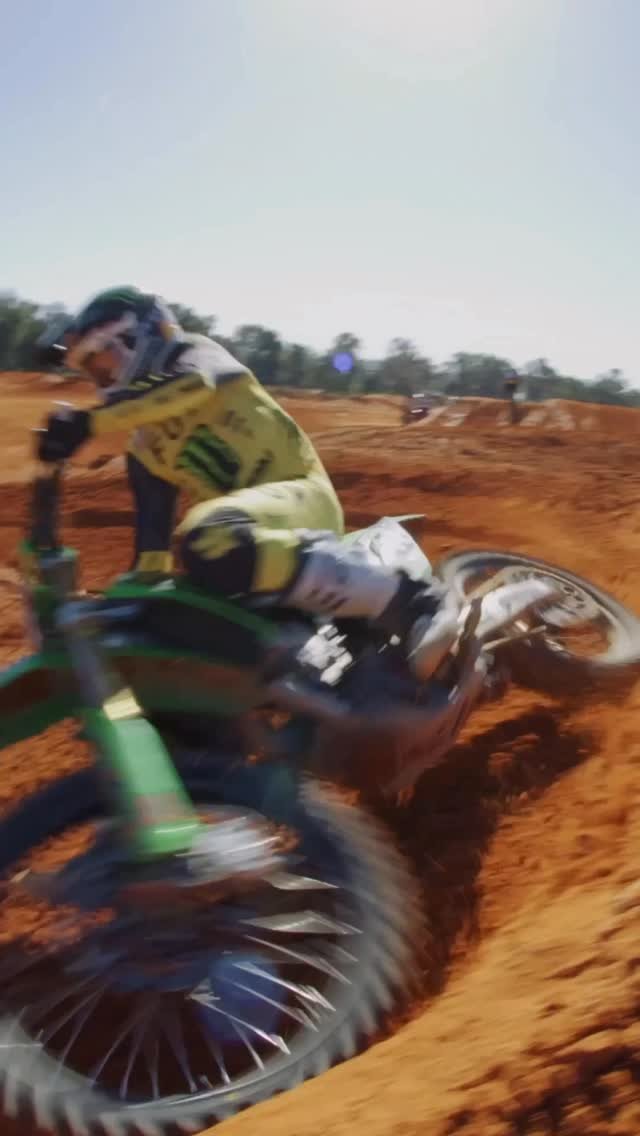 foxmoto 게시물 이미지: Putting in the laps 🔨 @kenroczen94 @_levikitchen