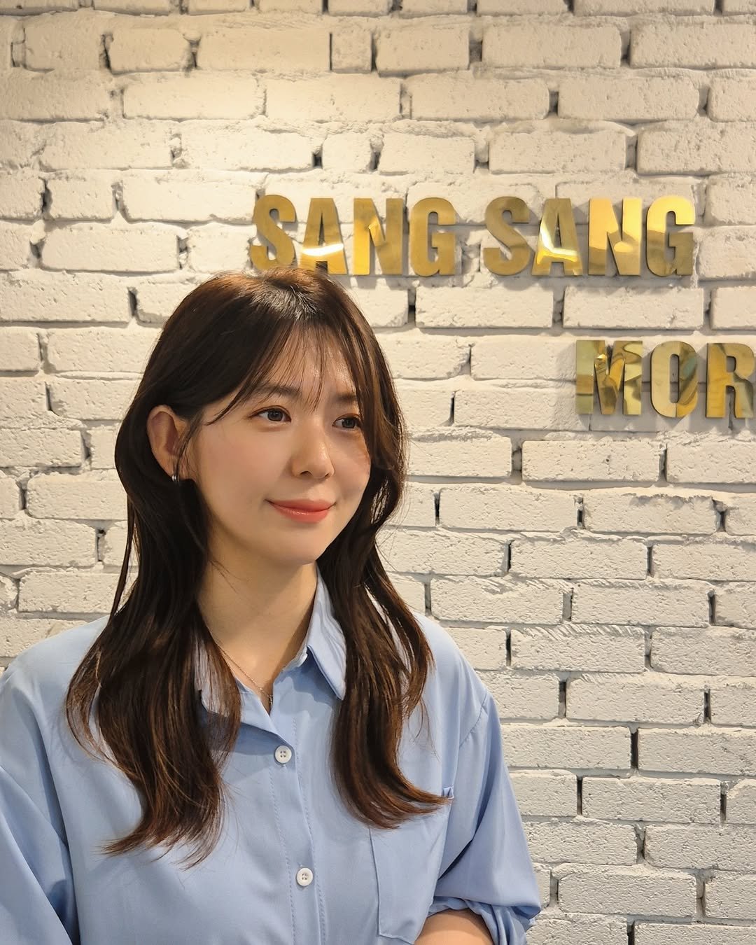 Photo shared by 슬기 | 골프, 패션, 뷰티, 여행, 육아ෆ on September 25, 2025 tagging @sangsangmori_hair. May be an image of 1 person, hair, makeup, top, cornflower and text that says 'SANG-SANG SANG MECR'.