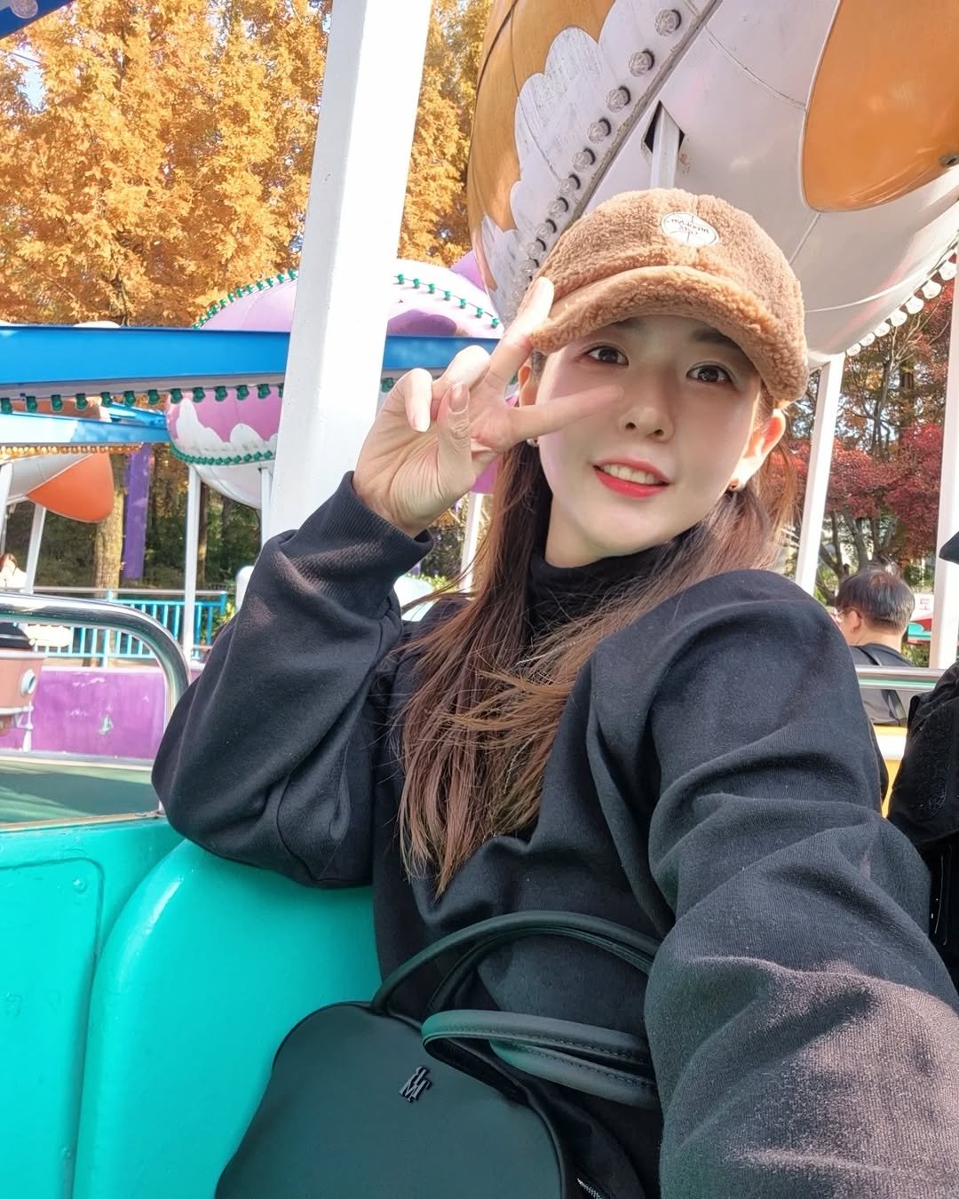 Photo shared by 슬기 | 골프, 패션, 뷰티, 여행, 리빙, 육아ෆ on November 07, 2025 tagging @today_seoulland, and @tdn_studio. May be an image of hat, cablecar and text.