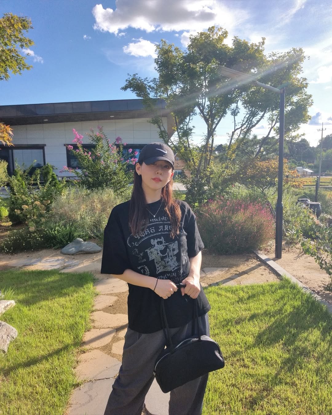 Photo shared by 슬기 | 골프, 패션, 뷰티, 여행, 육아ෆ on September 26, 2025 tagging @tdn_studio. May be an image of 1 person, hat, beret, sweatpants, outdoors and text.