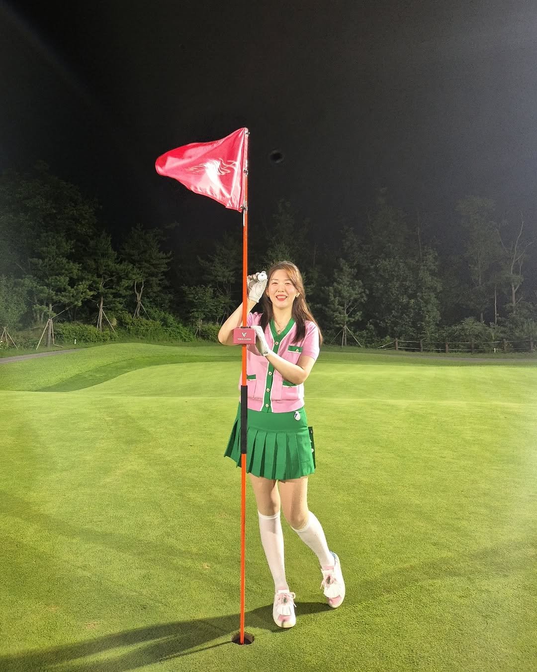 Photo shared by 슬기 | 골프, 패션, 뷰티, 여행, 육아ෆ on July 14, 2025 tagging @dokang_108, and @lenicgolf. May be an image of 1 person, golfing, miniskirt, golf club, golf course and text.