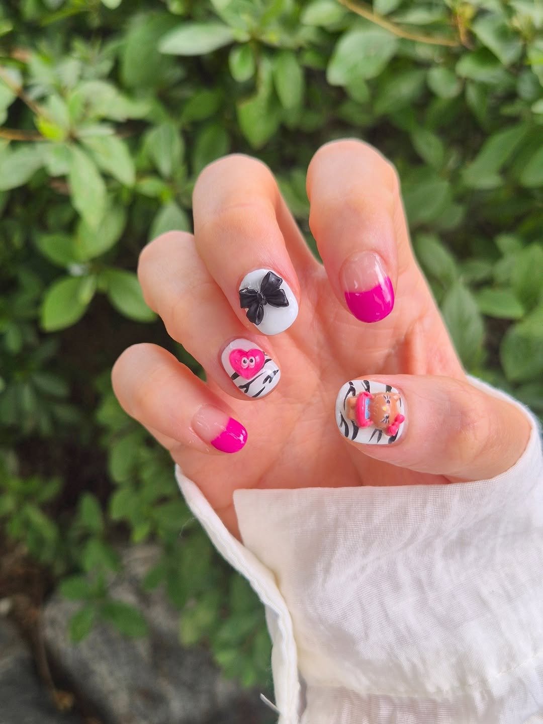 Photo by 슬기 | 골프, 패션, 뷰티, 여행, 육아ෆ on August 04, 2025. May be an image of one or more people, fingernails, palm trees and text.