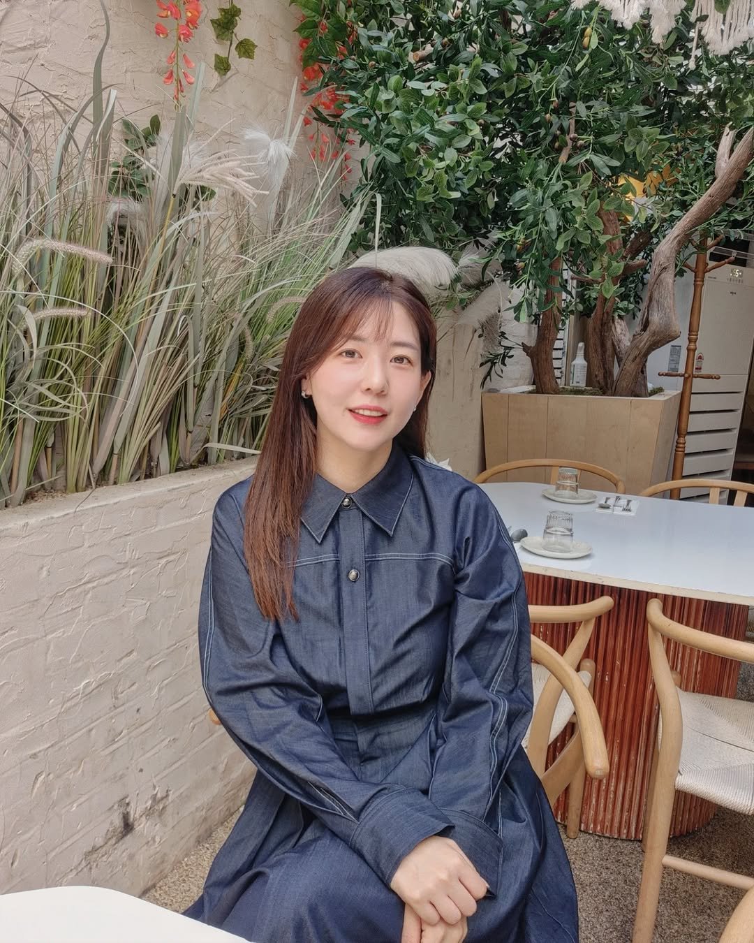 Photo shared by 슬기 | 골프, 패션, 뷰티, 여행, 육아ෆ on September 21, 2025 tagging @muse12_official. May be an image of 1 person, parka, cornflower and text.