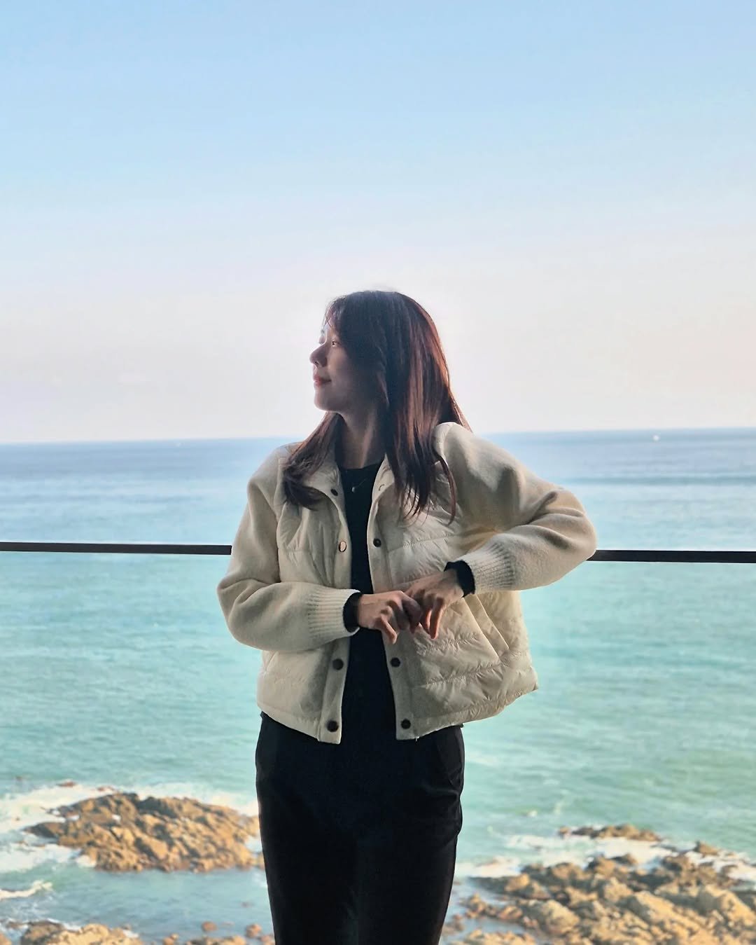 Photo shared by 슬기 | 골프, 패션, 뷰티, 여행, 리빙, 육아ෆ on November 12, 2025 tagging @clicknfunny_official. May be an image of parka, ocean, horizon, coast and text.