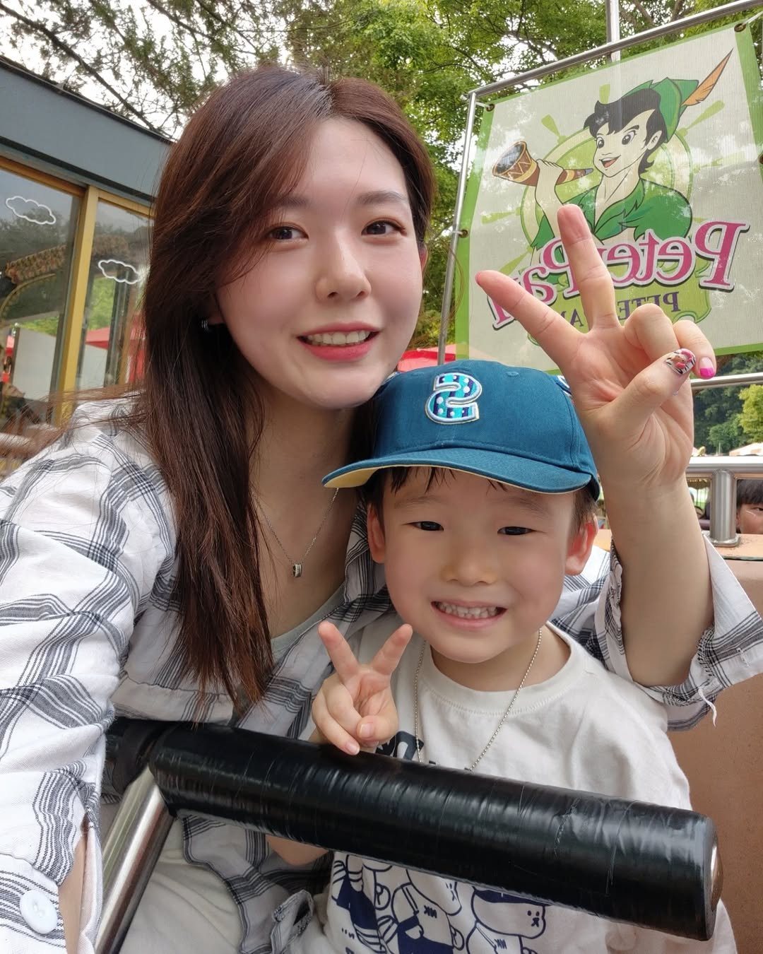 Photo shared by 슬기 | 골프, 패션, 뷰티, 여행, 육아ෆ on August 04, 2025 tagging @today_seoulland, and @2theo___. May be an image of 1 person, hat, pie and text.
