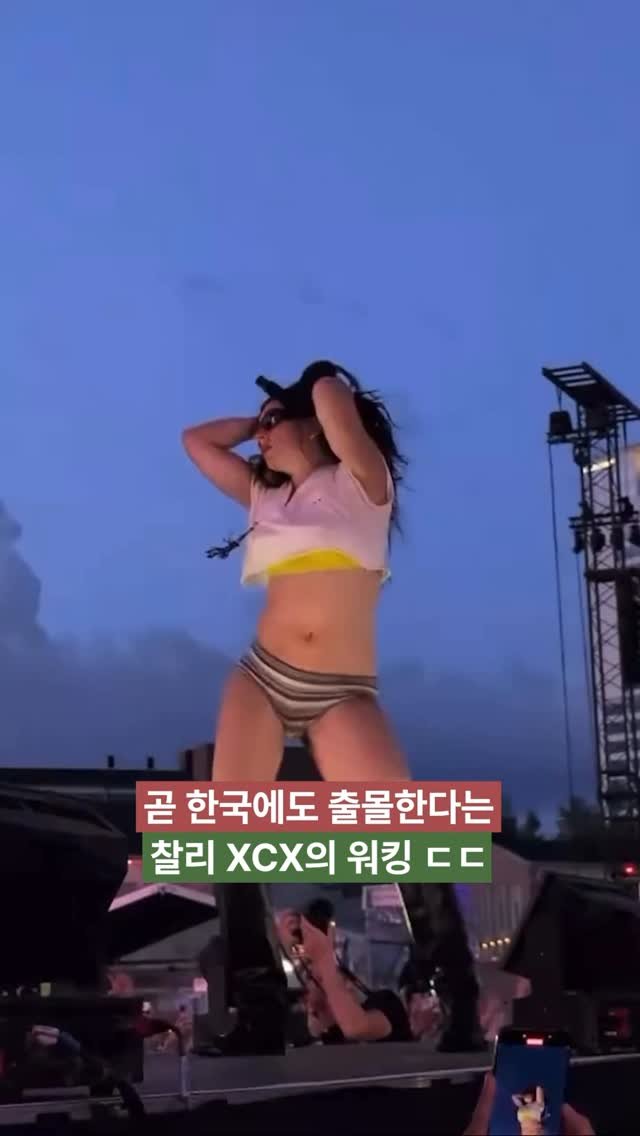 freshwatermelon__ 게시물 이미지: D-2 그가 온다..👀 #찰리xcx
걷는 영상만 봐도
이번 내한 너무...