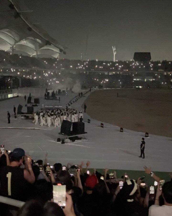 freshwatermelon__ 게시물 이미지: 눈물 훔친 칸예의 역대급 공연 후기 😭🦅

여러분..
프워멜도 이번 칸예 리스닝...