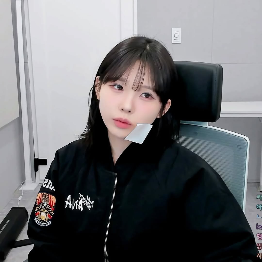 Photo by 우정잉 팬계정🪼 on November 03, 2025. May be an image of one or more people, hair, parka, top and text.