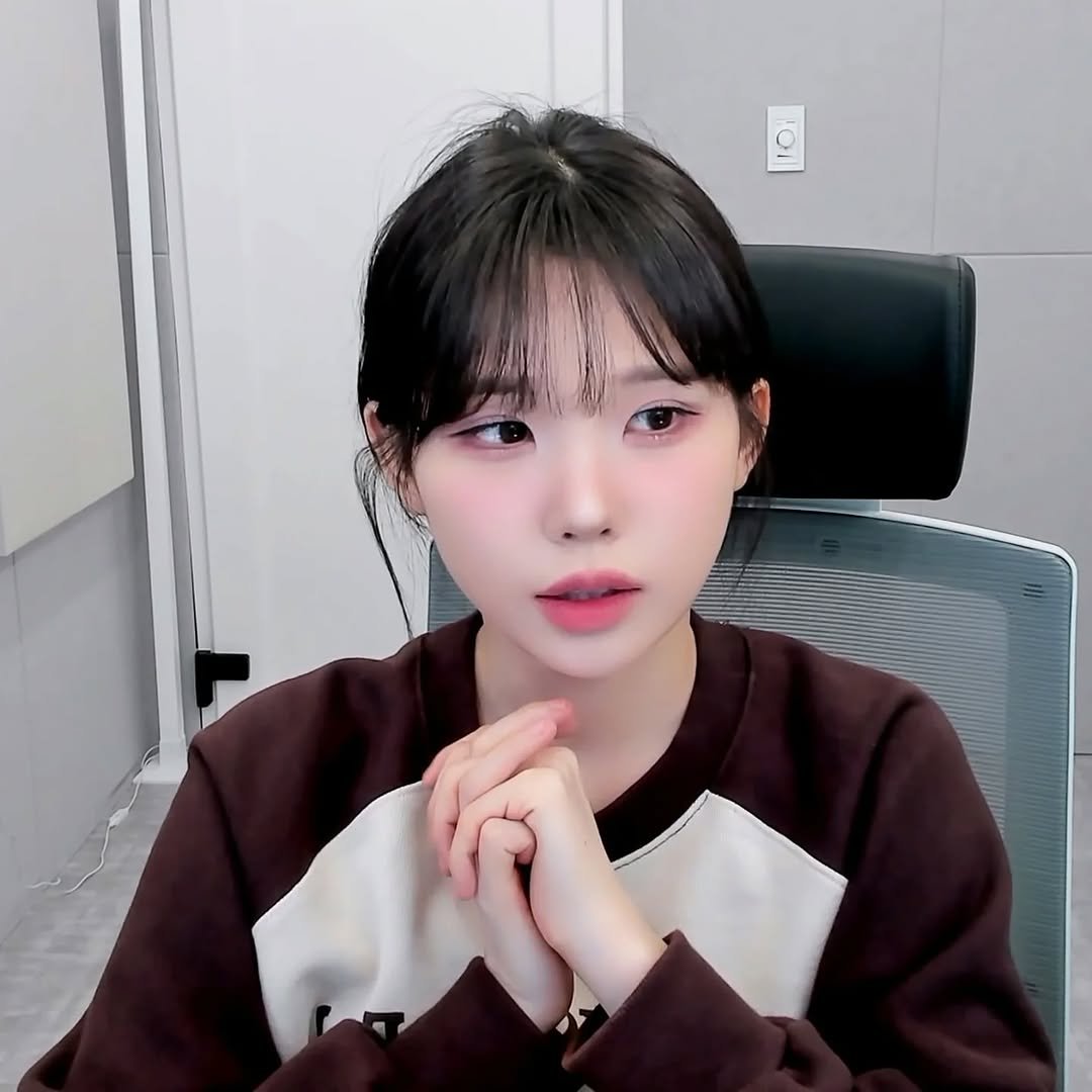 Photo by 우정잉 팬계정🪼 on November 05, 2025. May be an image of one or more people, hair and text.