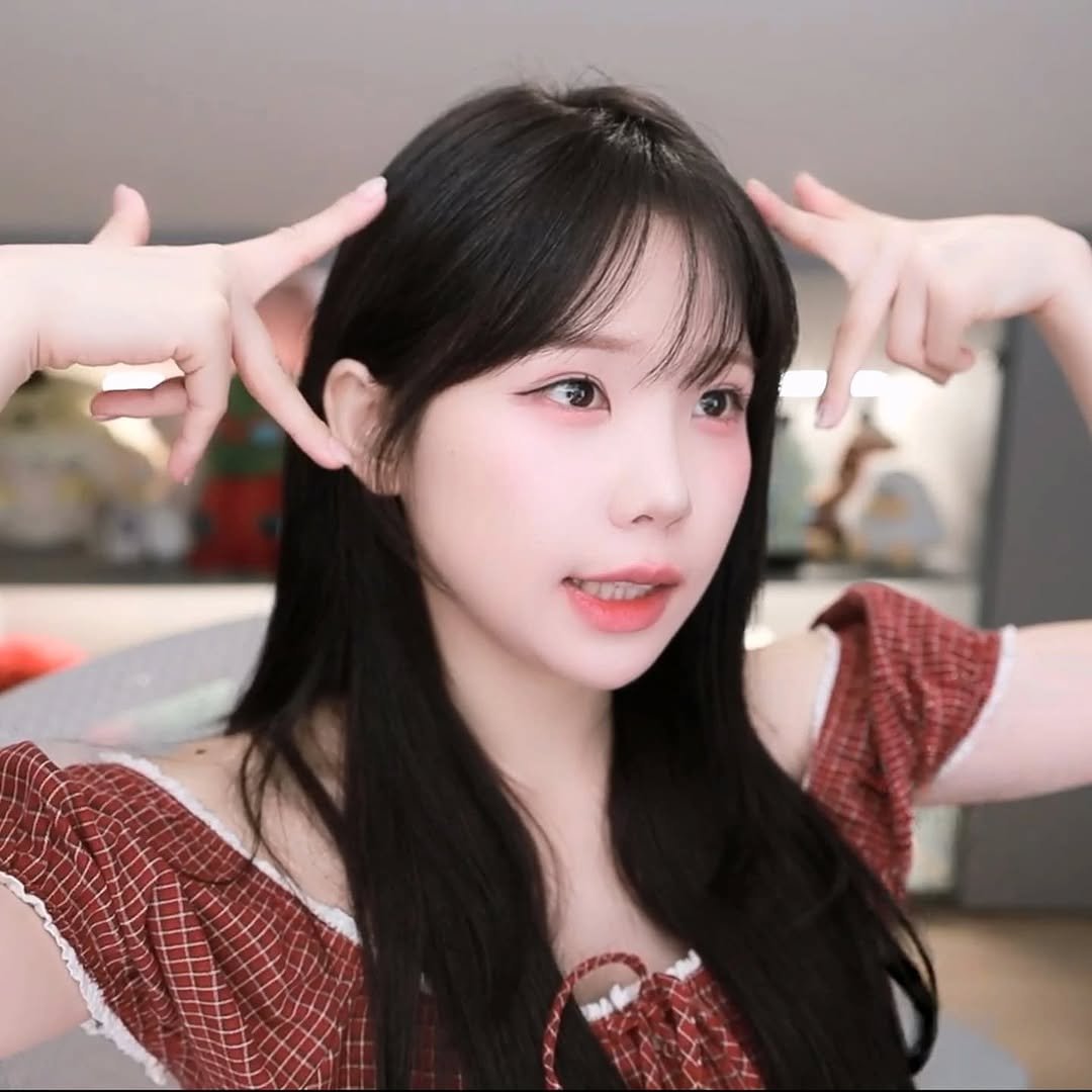Photo by 우정잉 팬계정🪼 on August 01, 2025. May be an image of 1 person, hair and text.