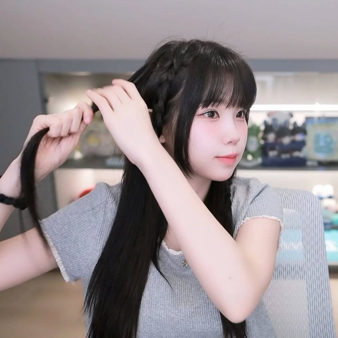 Photo by 우정잉 팬계정🪼 on August 07, 2025. May be an image of 1 person, braids, long hair and text.
