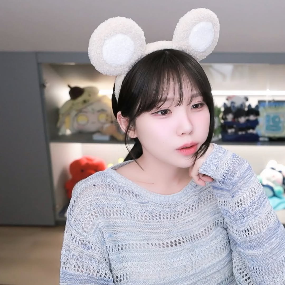 Photo by 우정잉 팬계정🪼 on November 06, 2025. May be an image of one or more people, hair, hat, top and text.