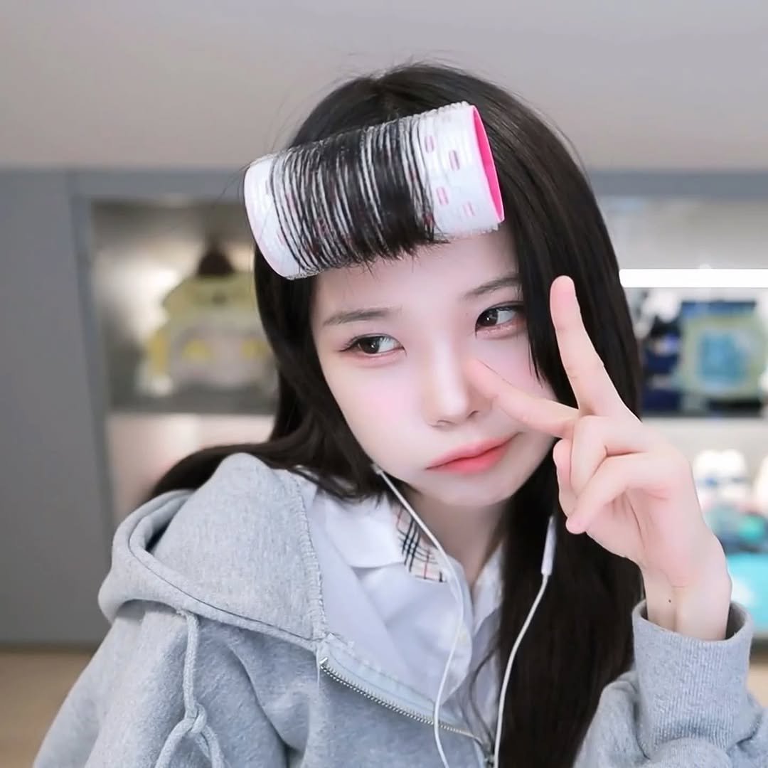 Photo by 우정잉 팬계정🪼 on May 16, 2025. May be an image of 1 person, hair, hair brush and text.