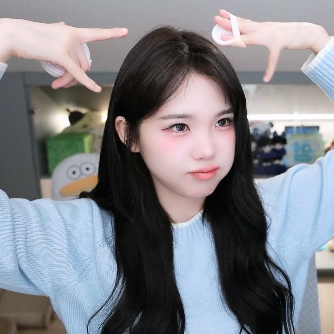 Photo by 우정잉 팬계정🪼 on December 19, 2025. May be an image of one or more people, hair and text.