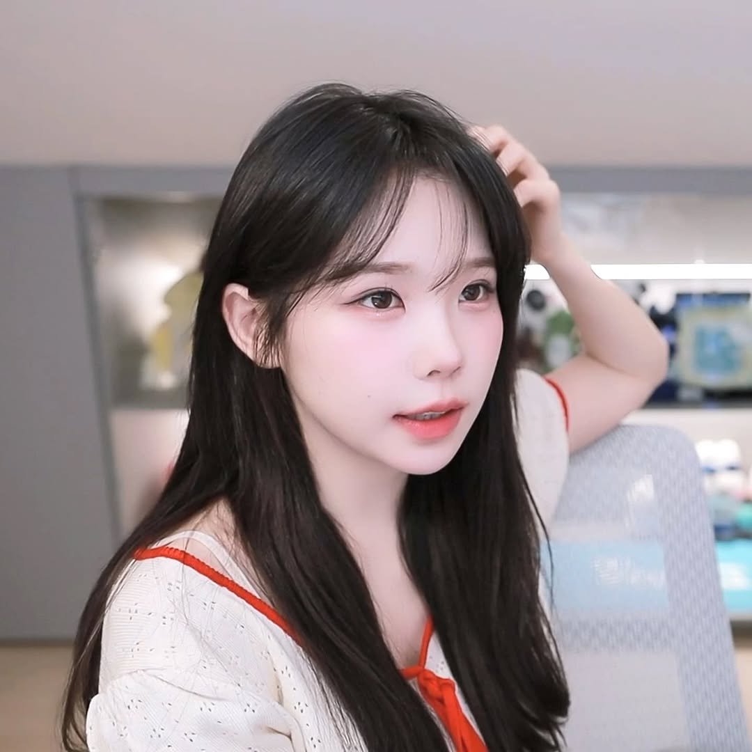 Photo by 우정잉 팬계정🪼 on May 18, 2025. May be an image of 1 person, hair and text.