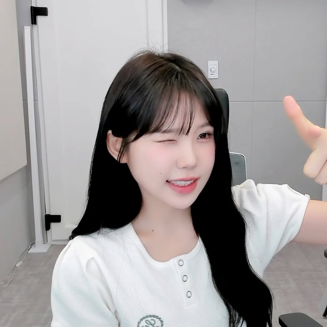 Photo by 우정잉 팬계정🪼 on December 21, 2025. May be an image of one or more people, hair and text.