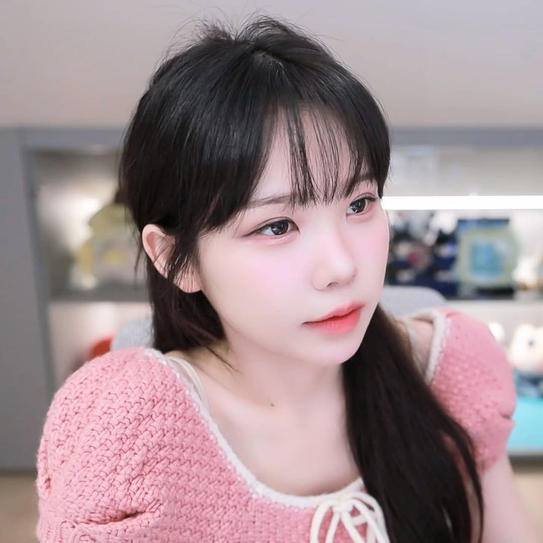 Photo by 우정잉 팬계정🪼 on May 23, 2025. May be a closeup of 1 person, hair and text.