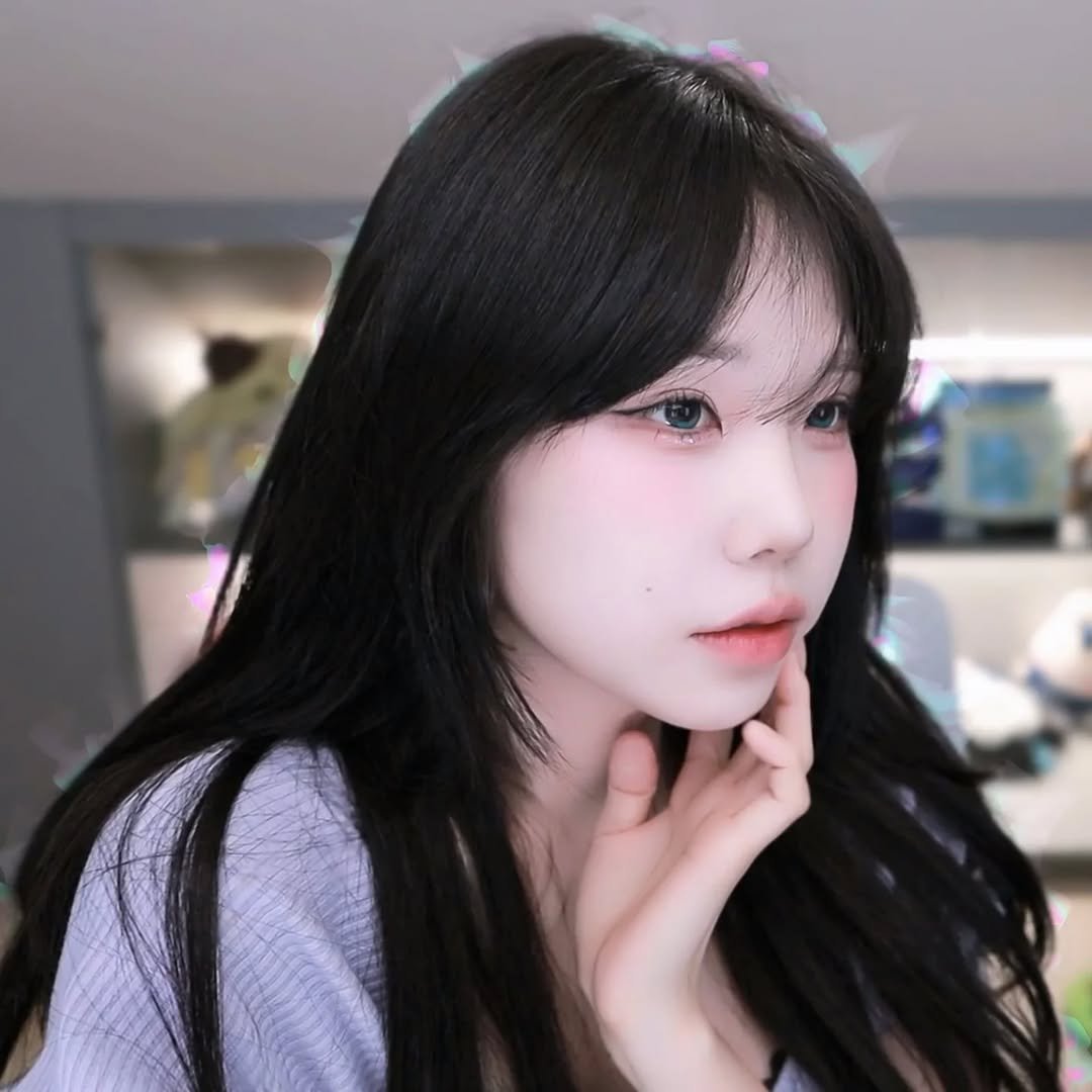 Photo by 우정잉 팬계정🪼 on October 01, 2025. May be a closeup of 1 person, makeup, hair and text.