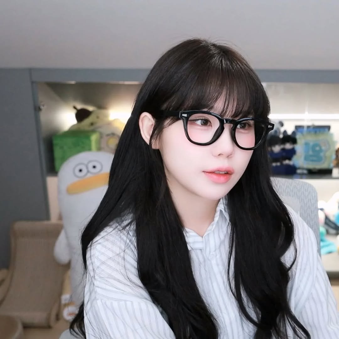 Photo by 우정잉 팬계정🪼 on December 18, 2025. May be an image of one or more people, hair, eyeglasses and text.