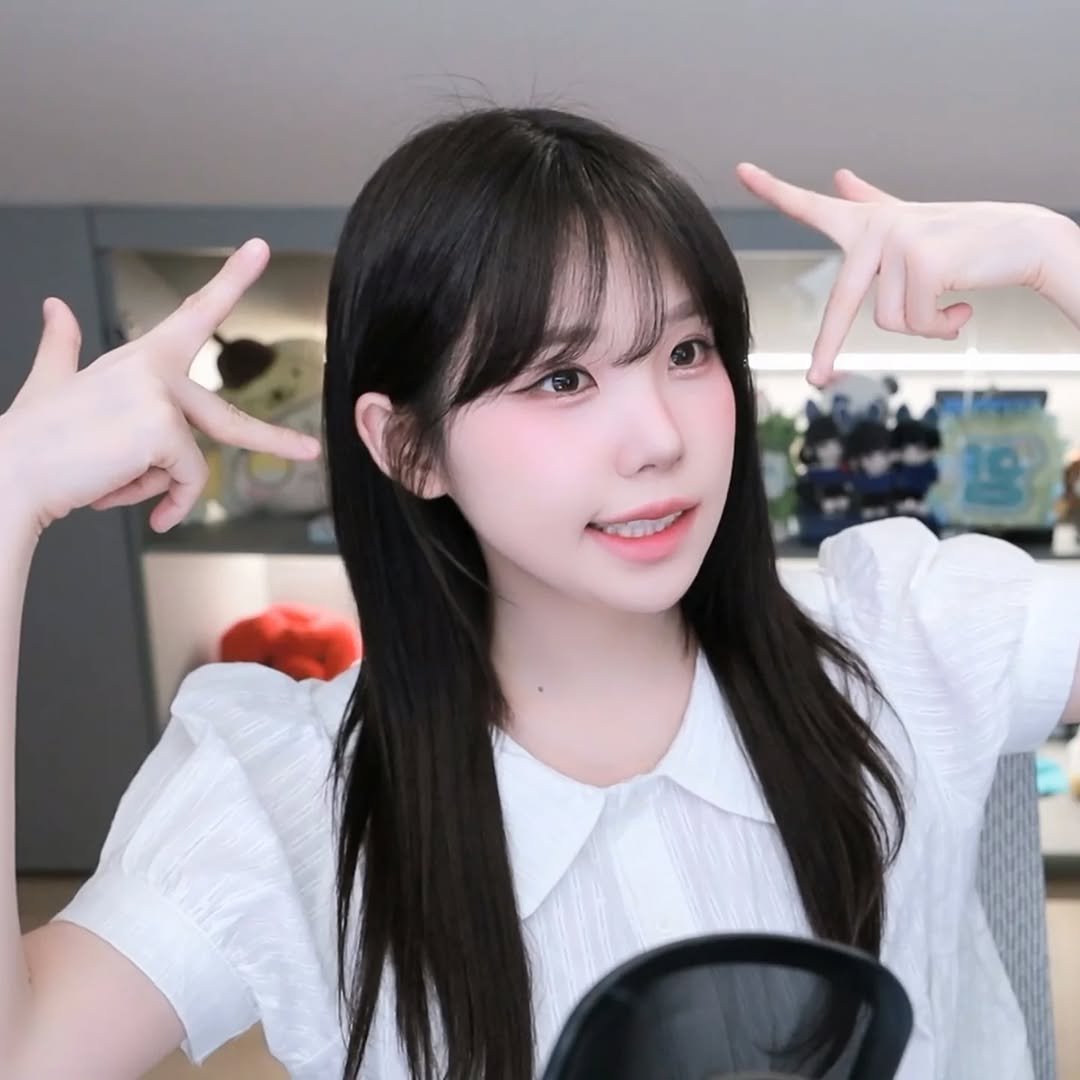 Photo by 우정잉 팬계정🪼 on November 11, 2025. May be an image of one or more people, hair and text.