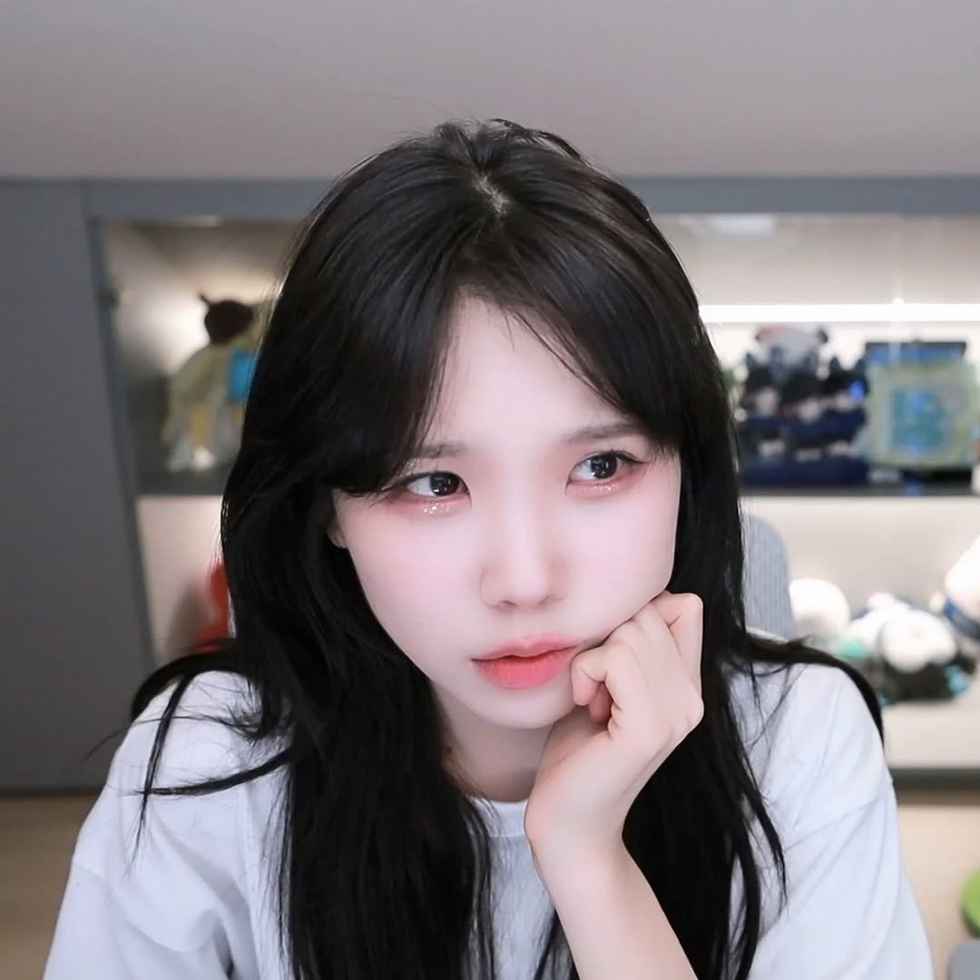 Photo by 우정잉 팬계정🪼 on September 26, 2025. May be an image of 1 person, hair and text.