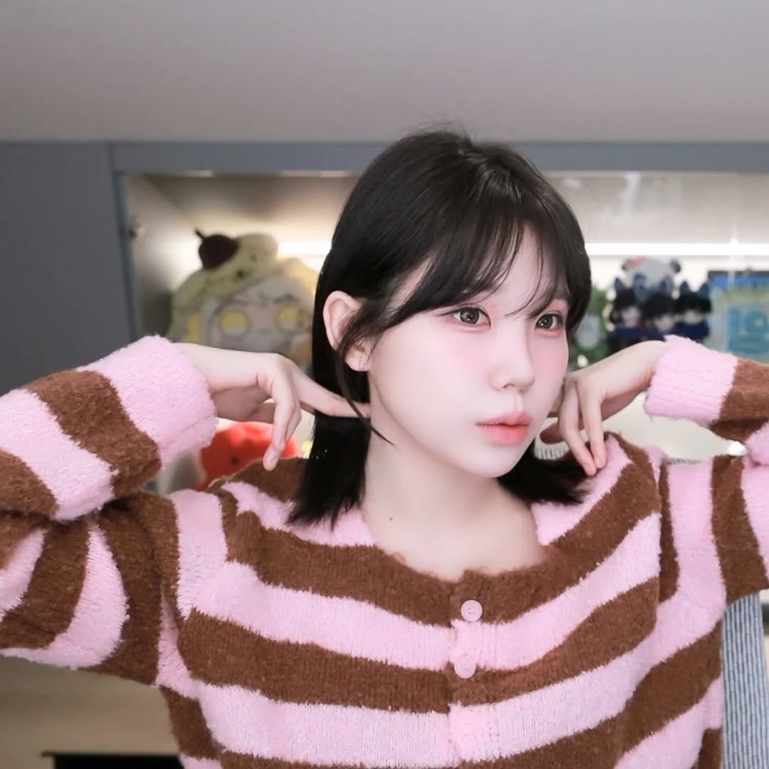 Photo by 우정잉 팬계정🪼 on November 07, 2025. May be an image of one or more people, hair, top, turtleneck and text.