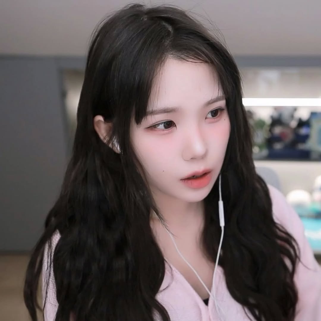 Photo by 우정잉 팬계정🪼 on July 31, 2025. May be an image of 1 person, hair and text.