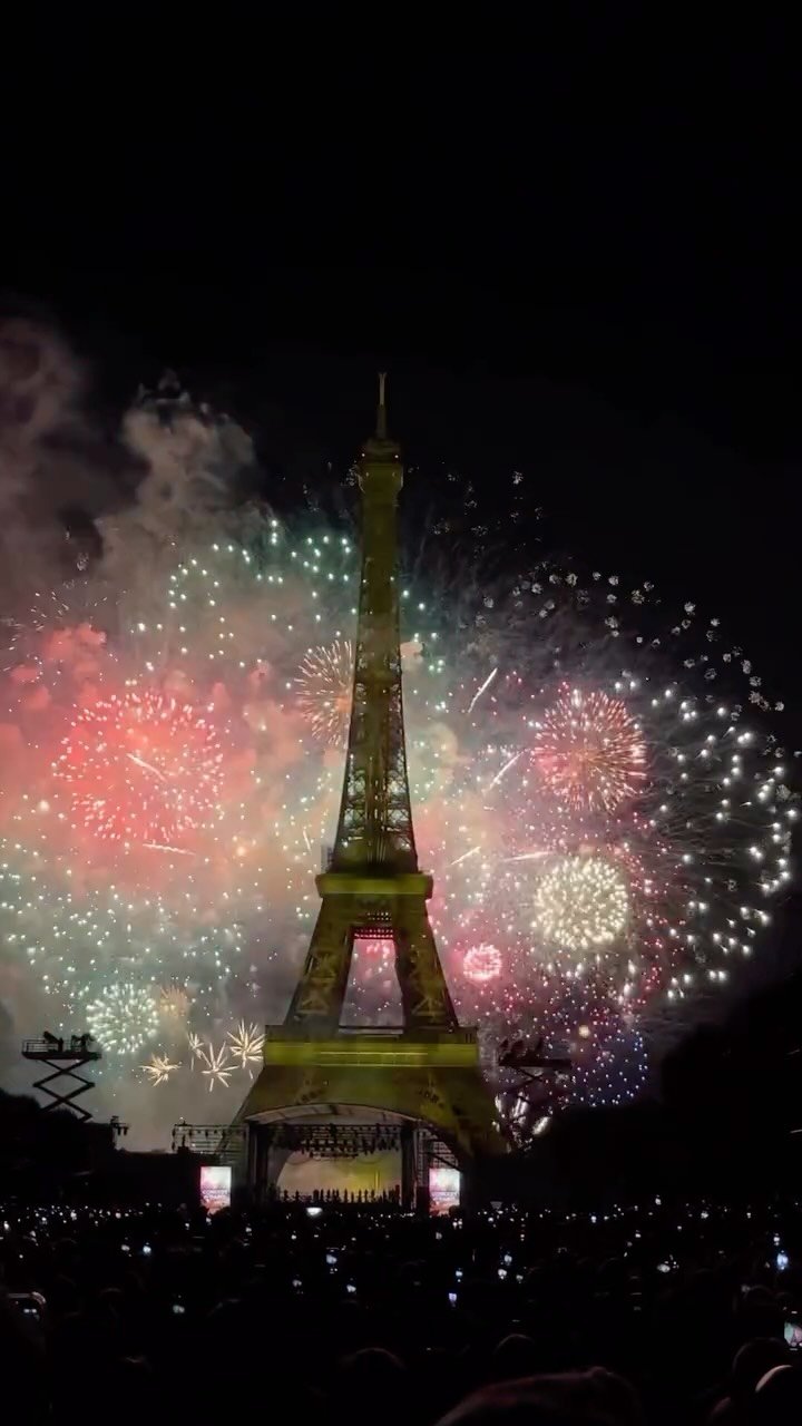 froh_zip 게시물 이미지: 6시간 넘는 긴 대기 끝에 에펠탑 명당에서 불꽃축제 즐겼다 ! 
너무 덥고 힘들어서...