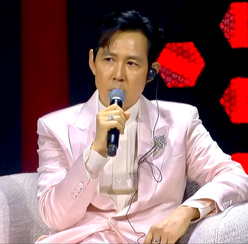 Photo by Lee jung jae on October 18, 2025. May be an image of one or more people, microphone, concert and text.