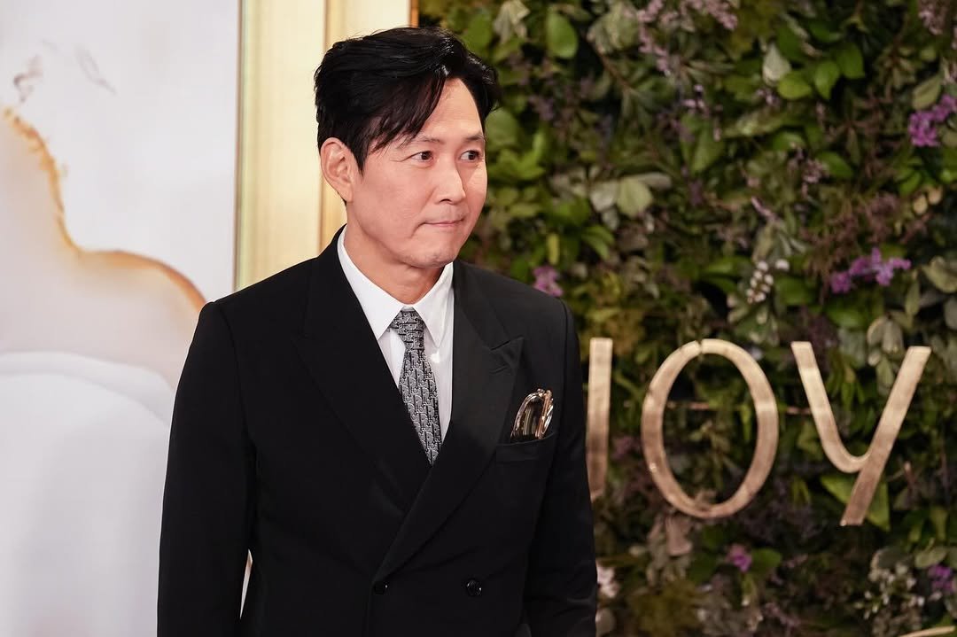 Photo by Lee jung jae on January 20, 2026. May be an image of one or more people, suit, dinner jacket, carpet and text that says 'oV'.