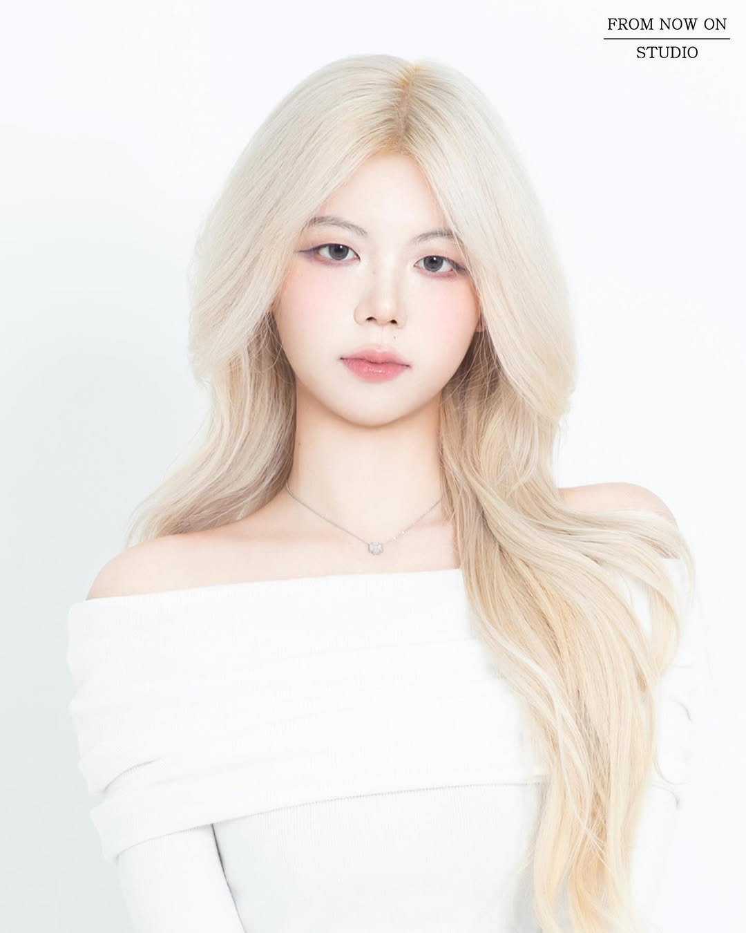 Photo by 프롬나우온스튜디오 | 합정스튜디오 | 홍대증명사진 | 프로필 in 합정역. May be an image of one or more people, blonde hair, top and text.