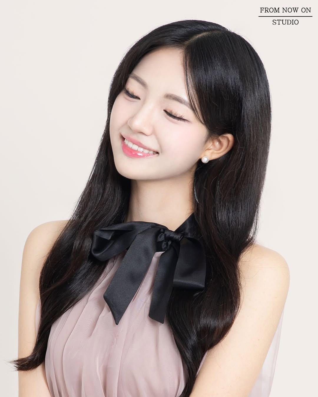 Photo by 프롬나우온스튜디오 | 합정스튜디오 | 홍대증명사진 | 프로필 in 합정역. May be an image of 1 person.