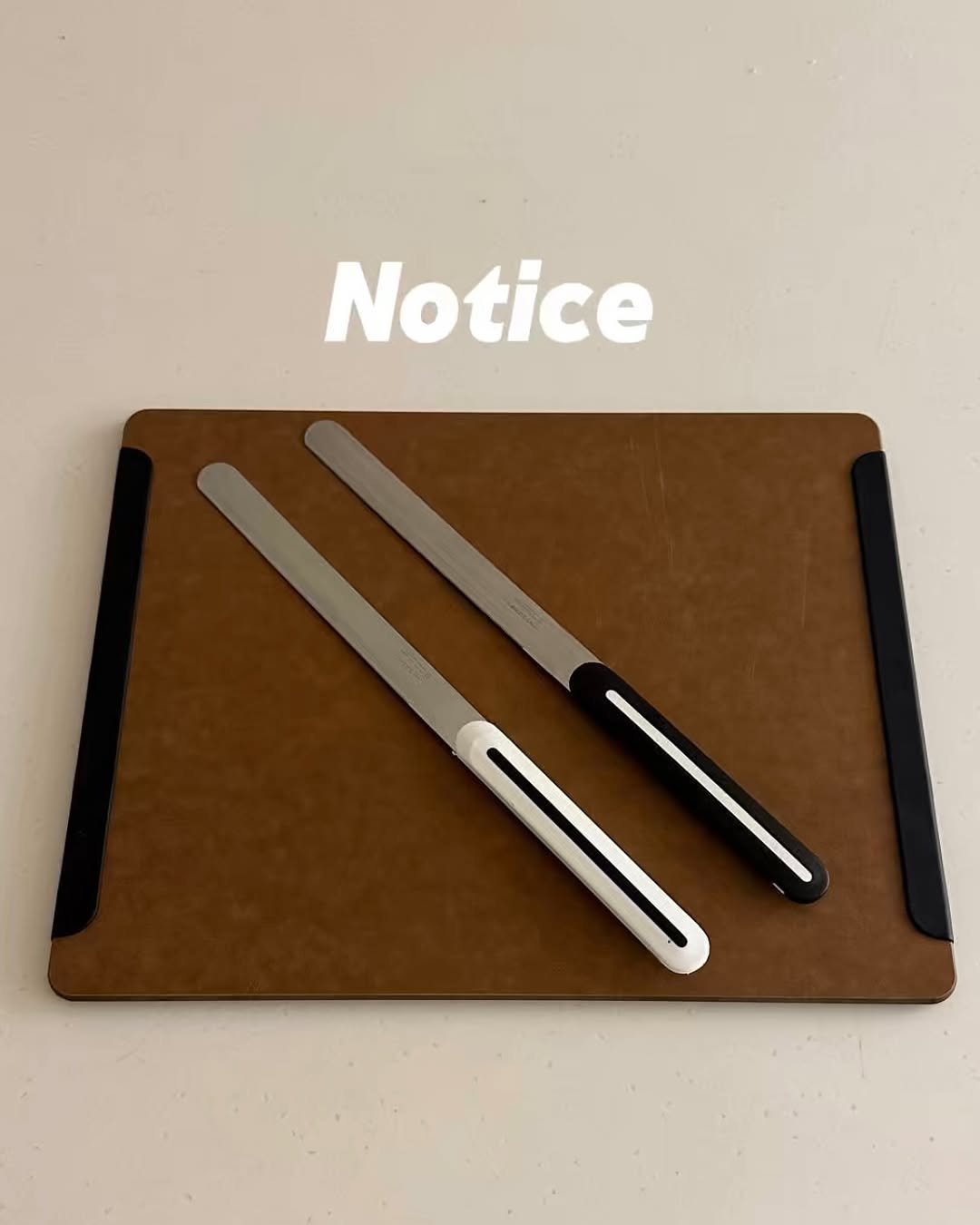 Photo by 프롬졸리 | 신혼 라이프 | 살림 & 청소 on November 11, 2025. May be an image of stapler, ruler, pencil, clipboard, pen, mouse pad and text that says 'Notice'.