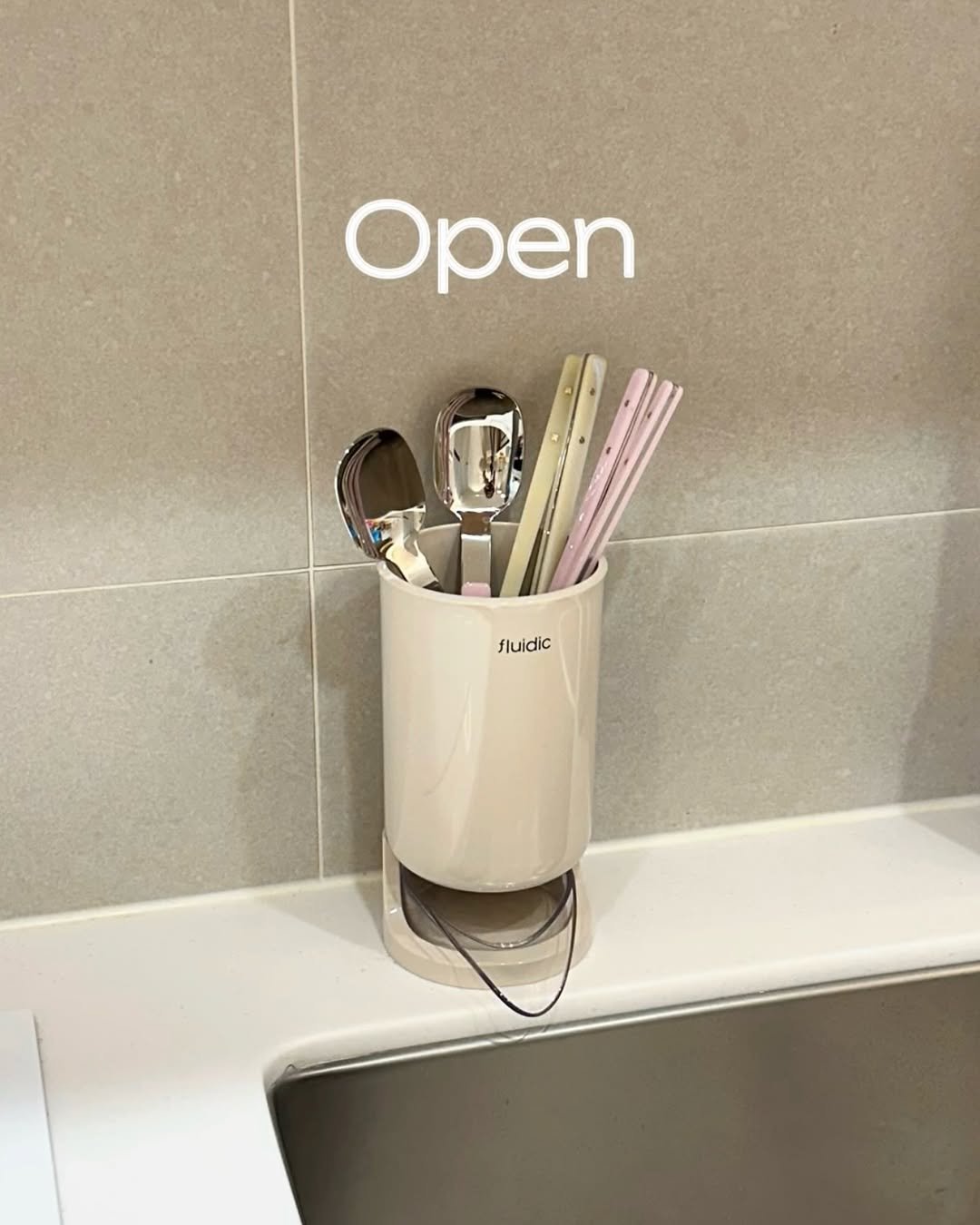 Photo by 프롬졸리 | 신혼 라이프 | 살림 & 청소 on February 16, 2026. May be an image of sink, can opener, clipboard, dustpan and text that says 'Open fluidic'.
