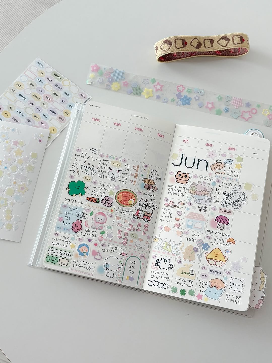 Photo by 프롬사월(fromsawol) : 문구 : 기록 : 다꾸 스티커 on November 16, 2025.