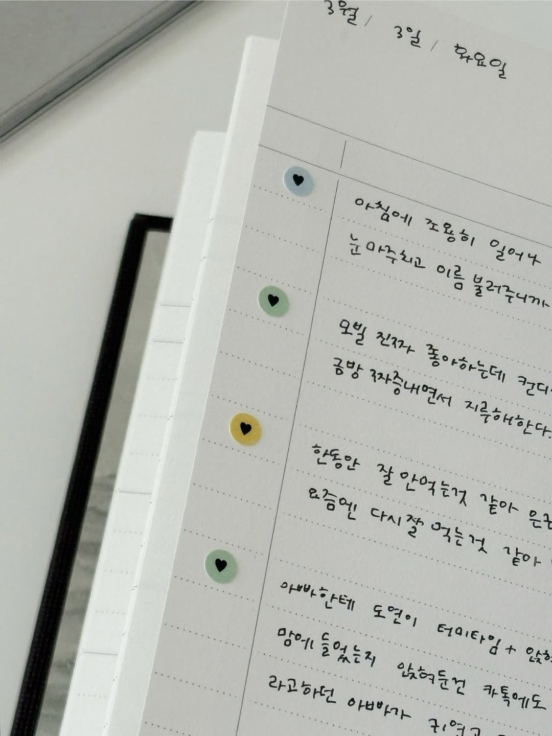 fromsawol 게시물 이미지: 최근 책상 위 일상들 ⋰˚★
-하루 중 있었던 여러 에피소드와 함께 그날의 감정을...
