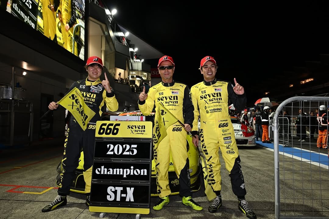 Photo by 富士スピードウェイ／FUJISPEEDWAY on December 06, 2025. May be an image of racing vehicles, helmet, race car and text.