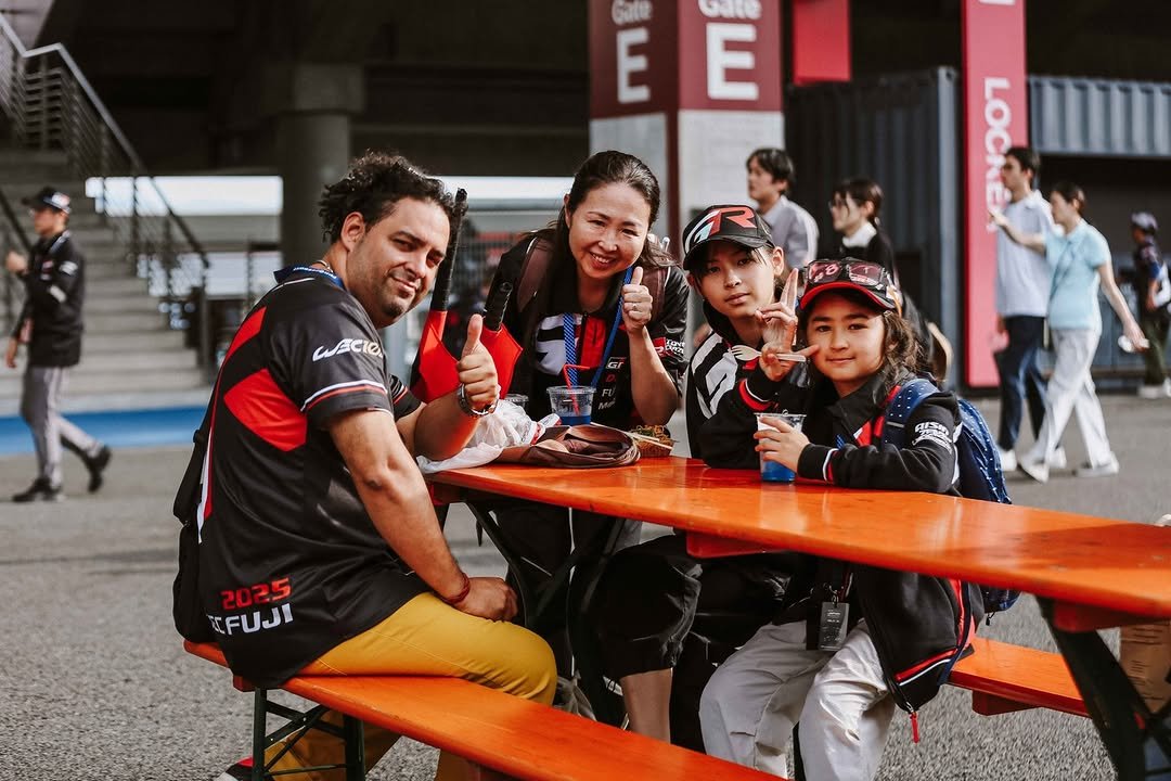 Photo by 富士スピードウェイ／FUJISPEEDWAY on October 26, 2025. May be an image of one or more people, people playing baseball and stadium.