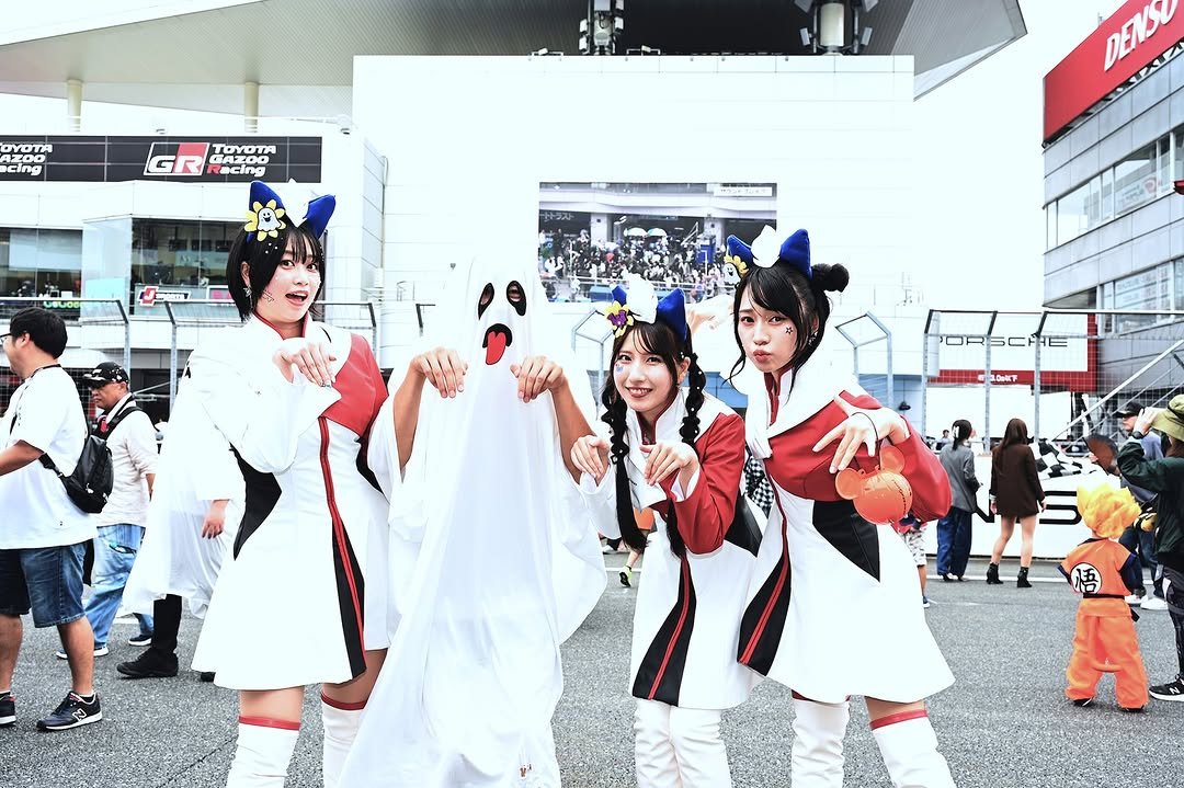Photo by 富士スピードウェイ／FUJISPEEDWAY on October 31, 2025. May be an image of one or more people, costume, cloak and text that says 'YOTA 0034 cing TOYOTA Ra acing Ing DENSO ORニCHE 1CH 1.０円以下'.