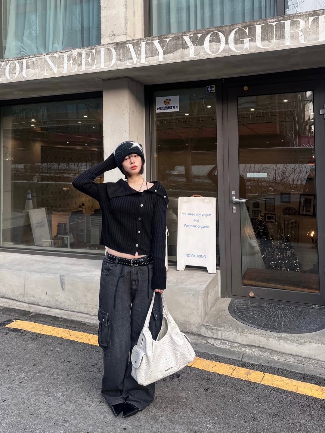 Photo shared by 세영 on January 26, 2026 tagging @damish_official. May be an image of duffle coat, overcoat, beret, sweatpants, cornflower and text.