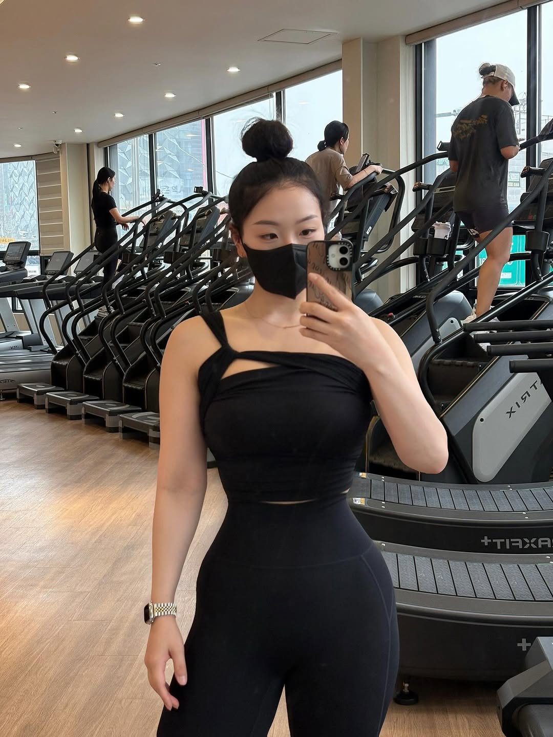 fullbody_jeong2__xs 게시물 이미지: 처음 입어보는 스타일의 크롭탑 #👀 

페이스풀 x 4세트
원암케이블리버스플라이 x...
