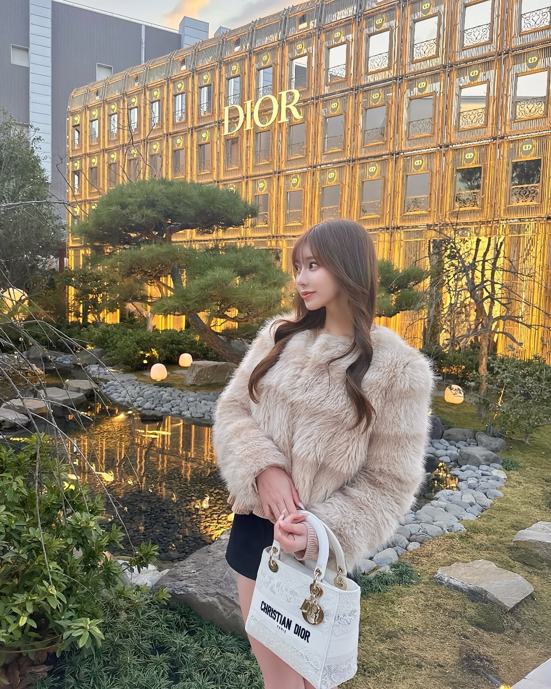 Photo by 楓ふうあ on March 12, 2026. May be an image of sable coat, duffle coat, purse and text.