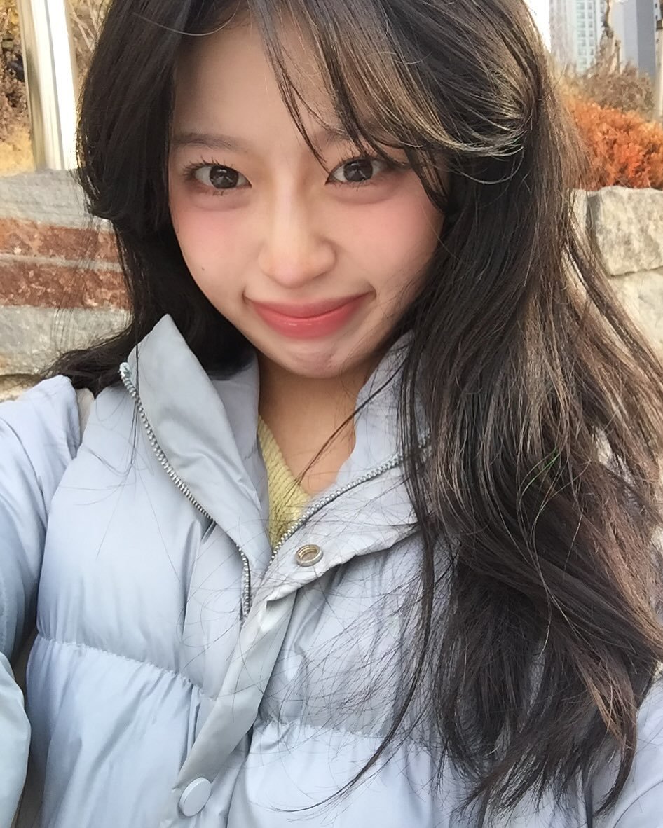 Photo by 여름 on February 14, 2025. May be a selfie of one or more people, hair and parka.